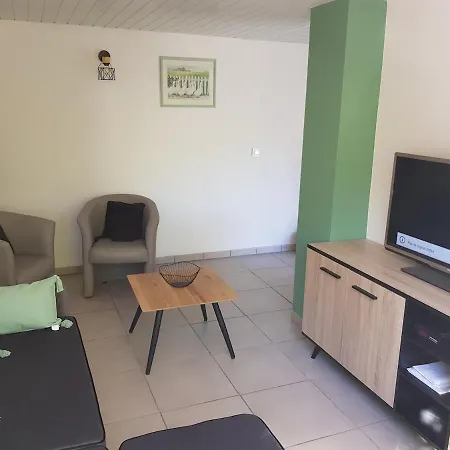 GITE BAS-EN-BASSET, HAUTE-LOIRE, MAISON CLIMATISEE et JARDIN ATYPIQUE PLEINE NATURE Hébergement de vacances *