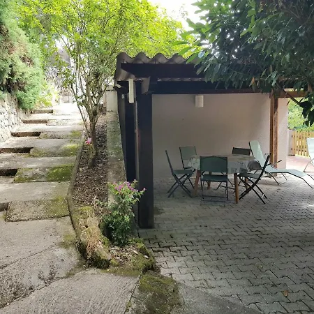 בית נופש Bas-en-basset, Haute-loire, Maison Et Jardin Atypique Pleine Nature Bas-en-Basset